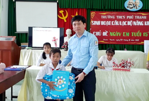 Đồng chí Nguyễn Long Hải - Bí thư BCH Trung ương Đoàn, Chủ tịch Hội Đồng đội Trung ương tặng quà cho học sinh có hoàn cảnh khó khăn vươn lên trong học tập.